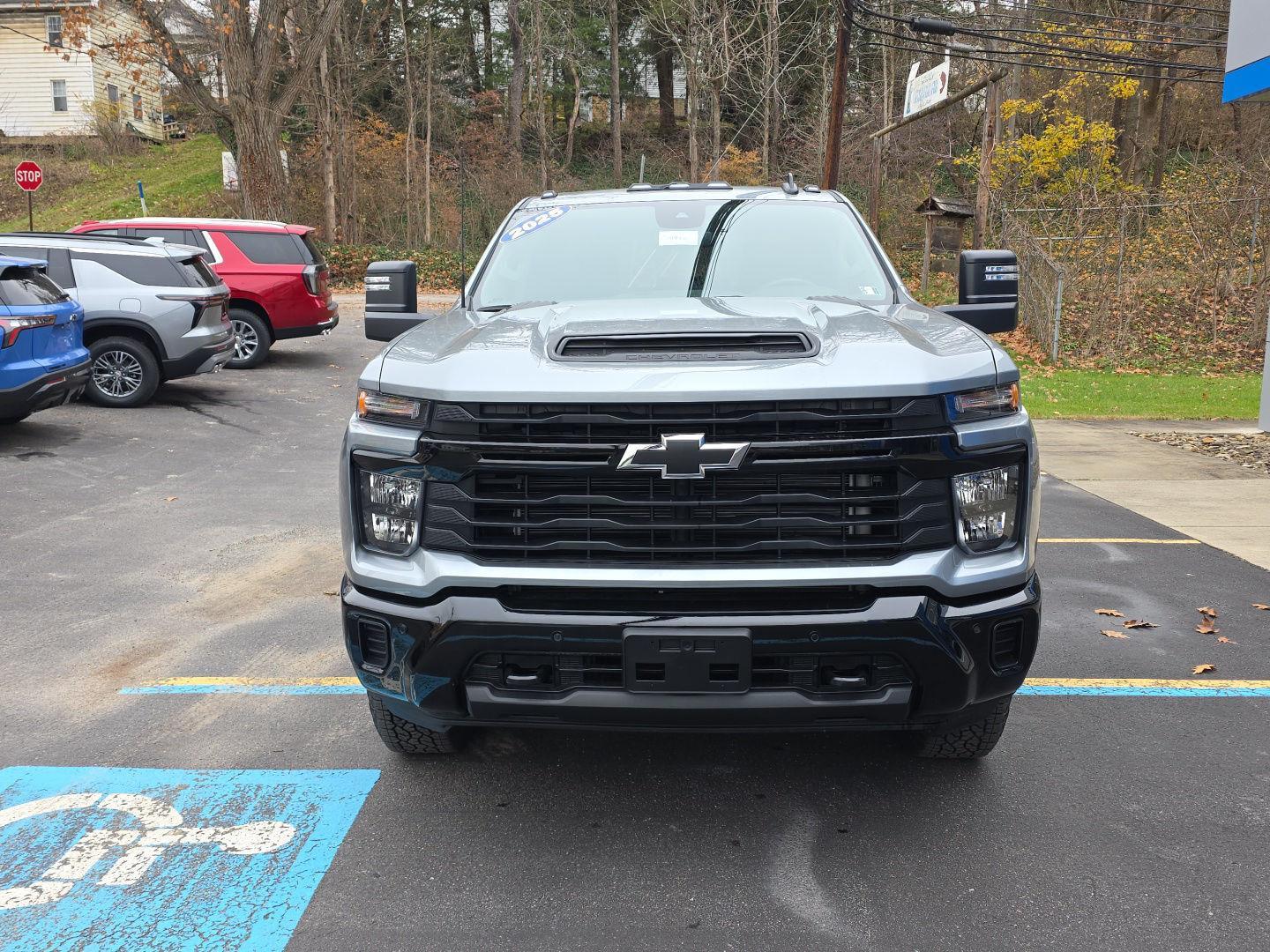 2025 Chevrolet Silverado 2500HD Custom photo 4