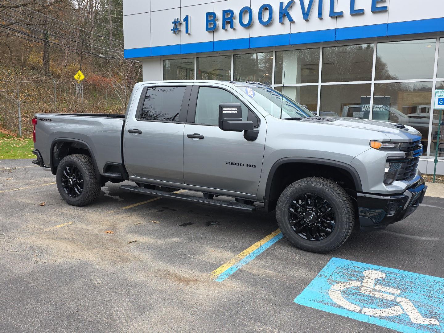 2025 Chevrolet Silverado 2500HD Custom photo 2
