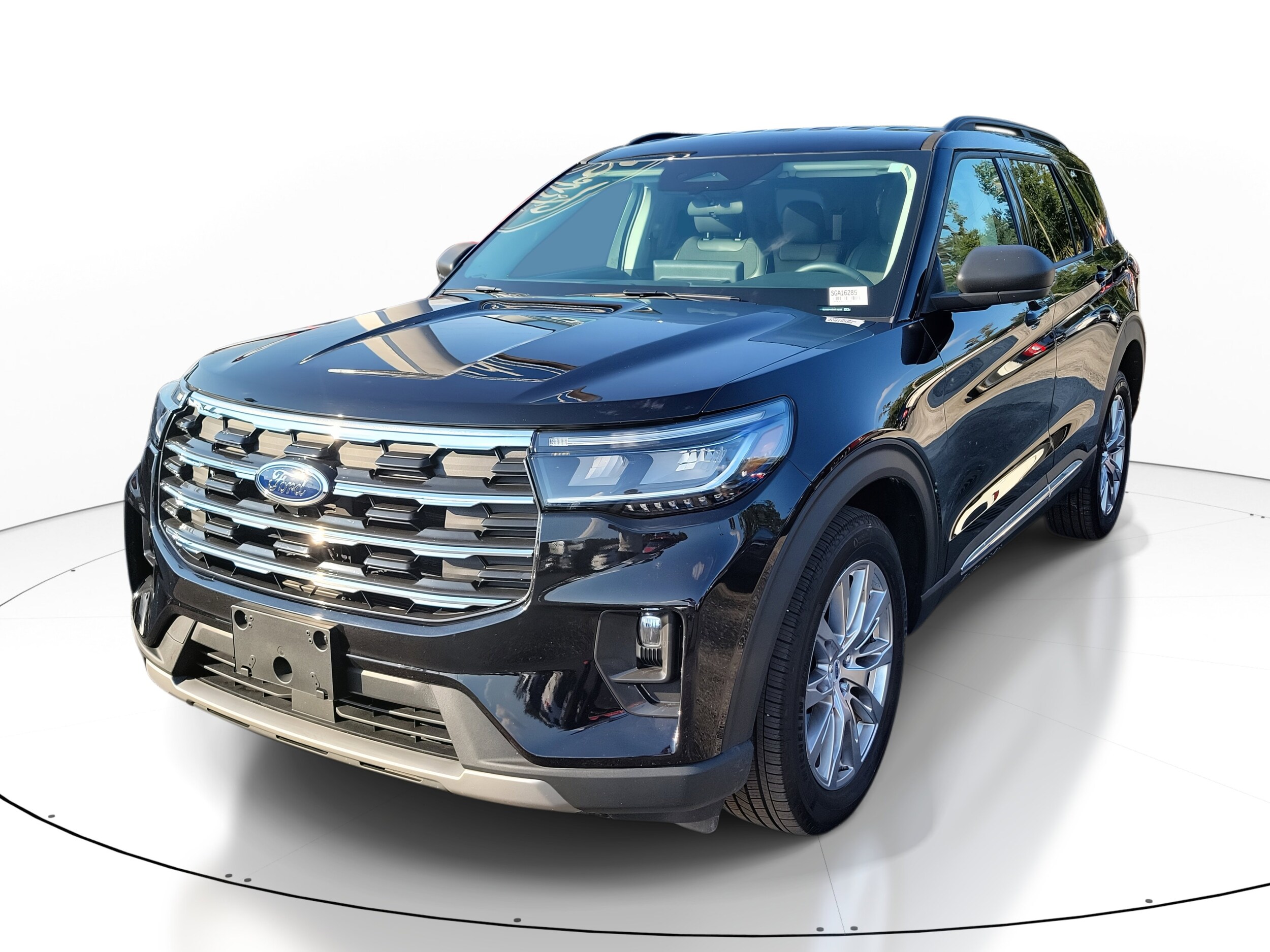 2025 Ford Explorer photo 2