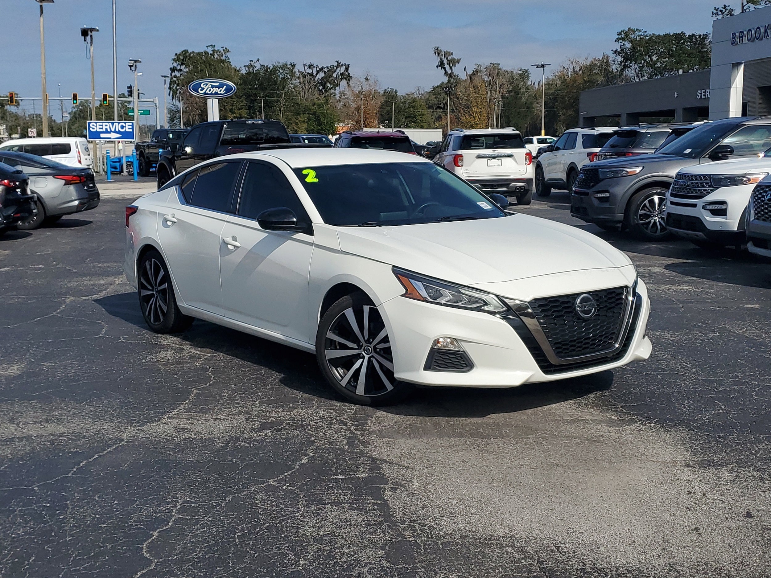 2022 Nissan Altima SR's photo