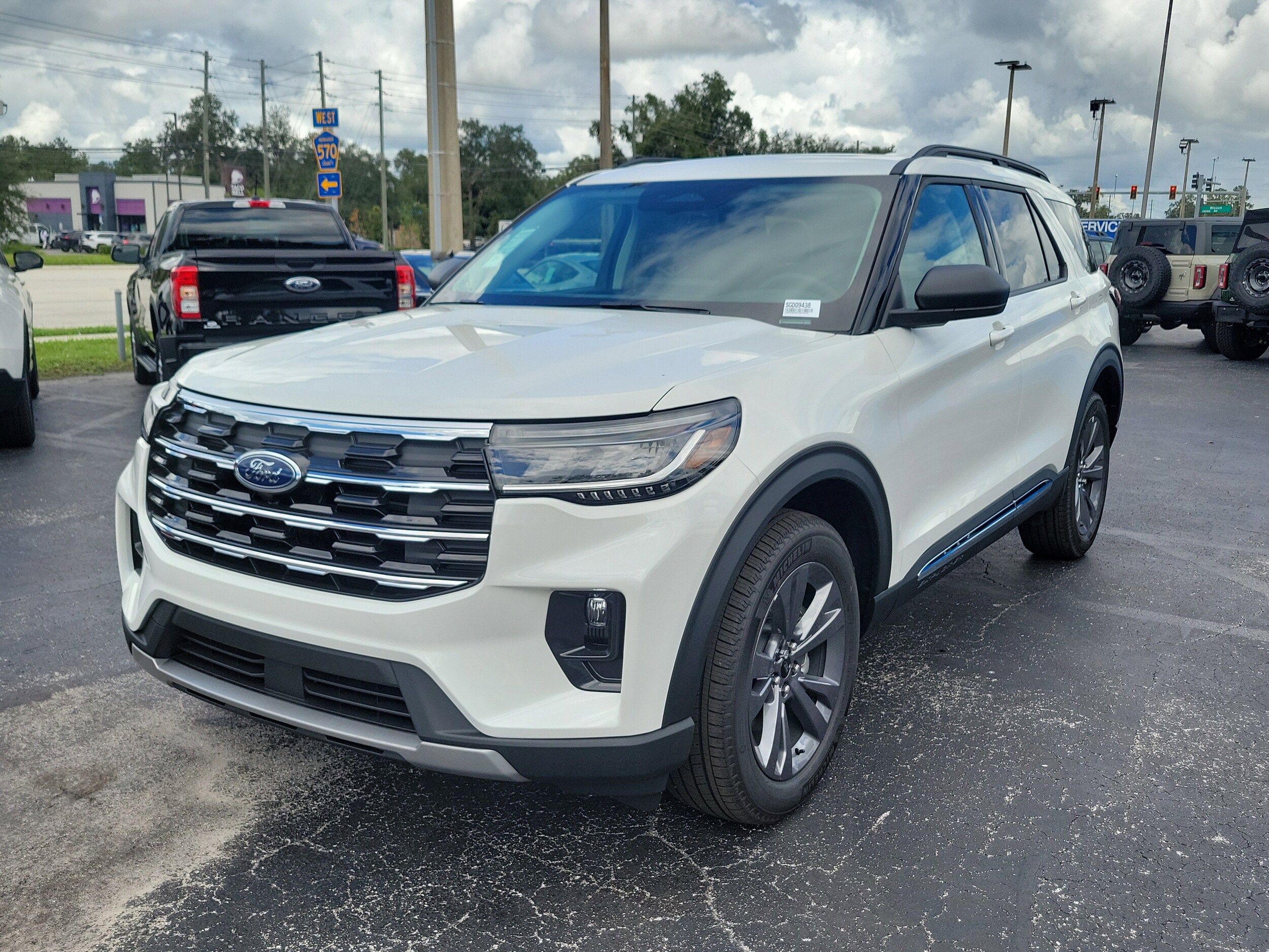 2025 Ford Explorer photo 2