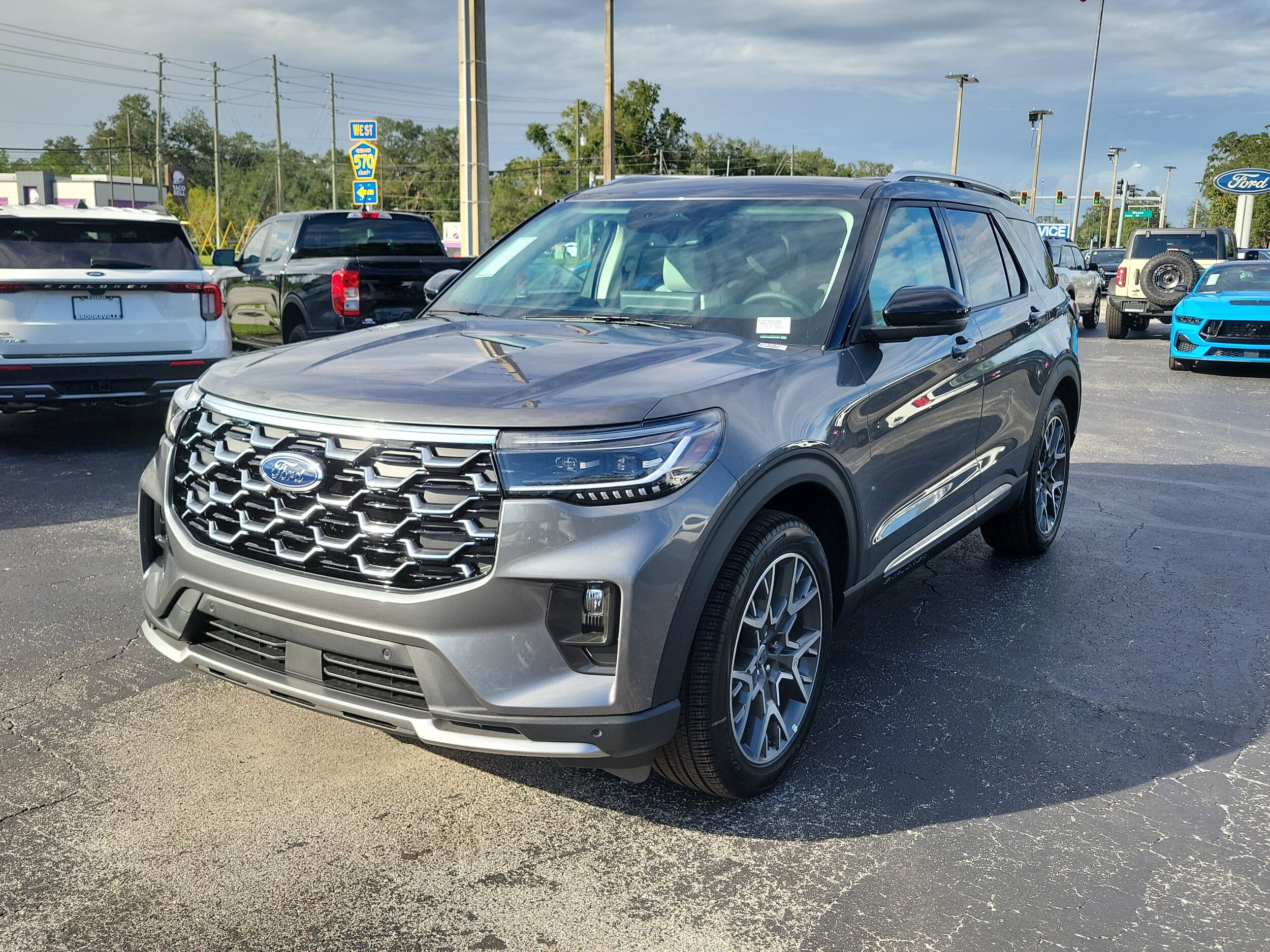 2025 Ford Explorer Platinum photo 3