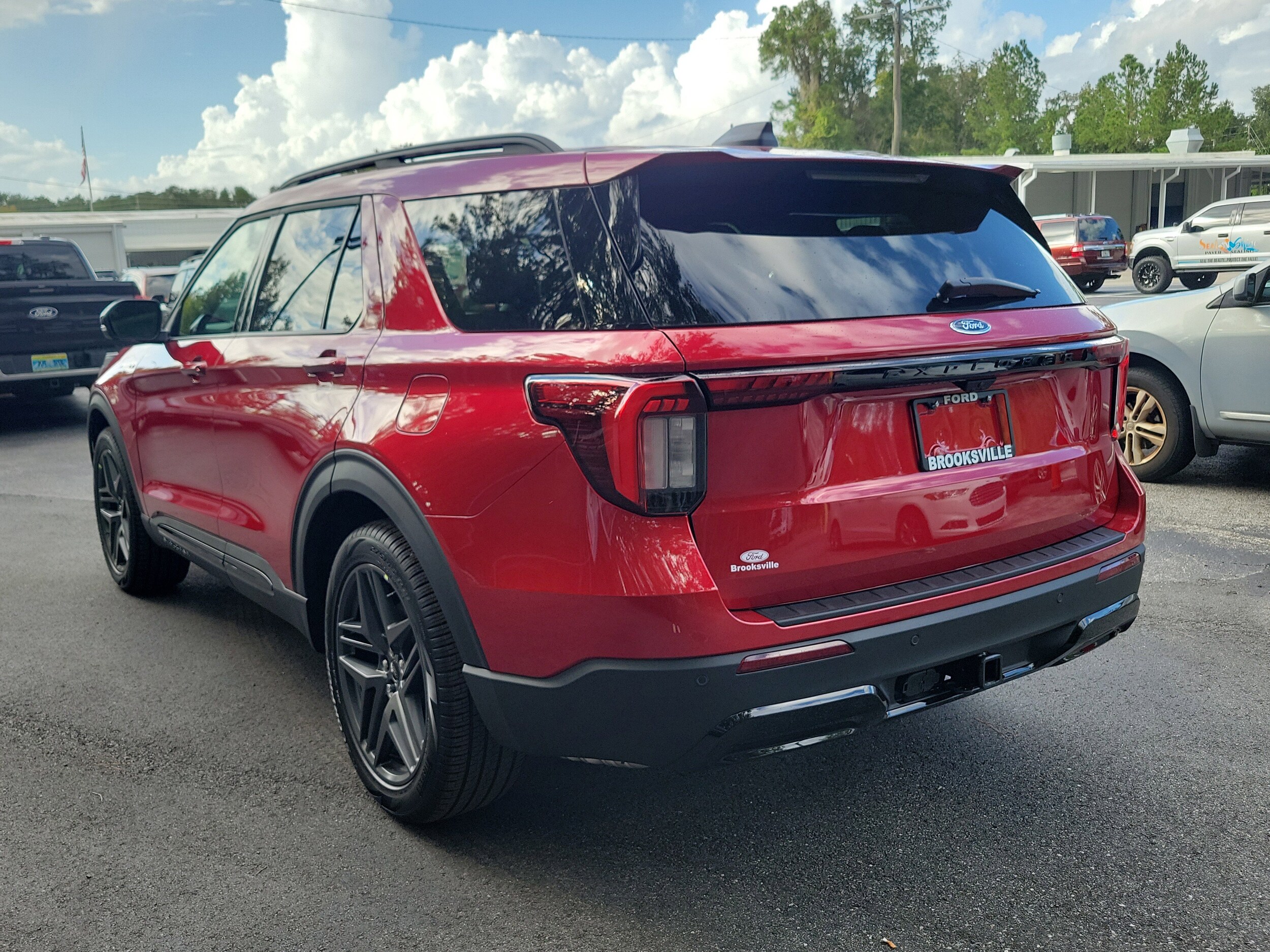 2025 Ford Explorer ST-Line photo 2
