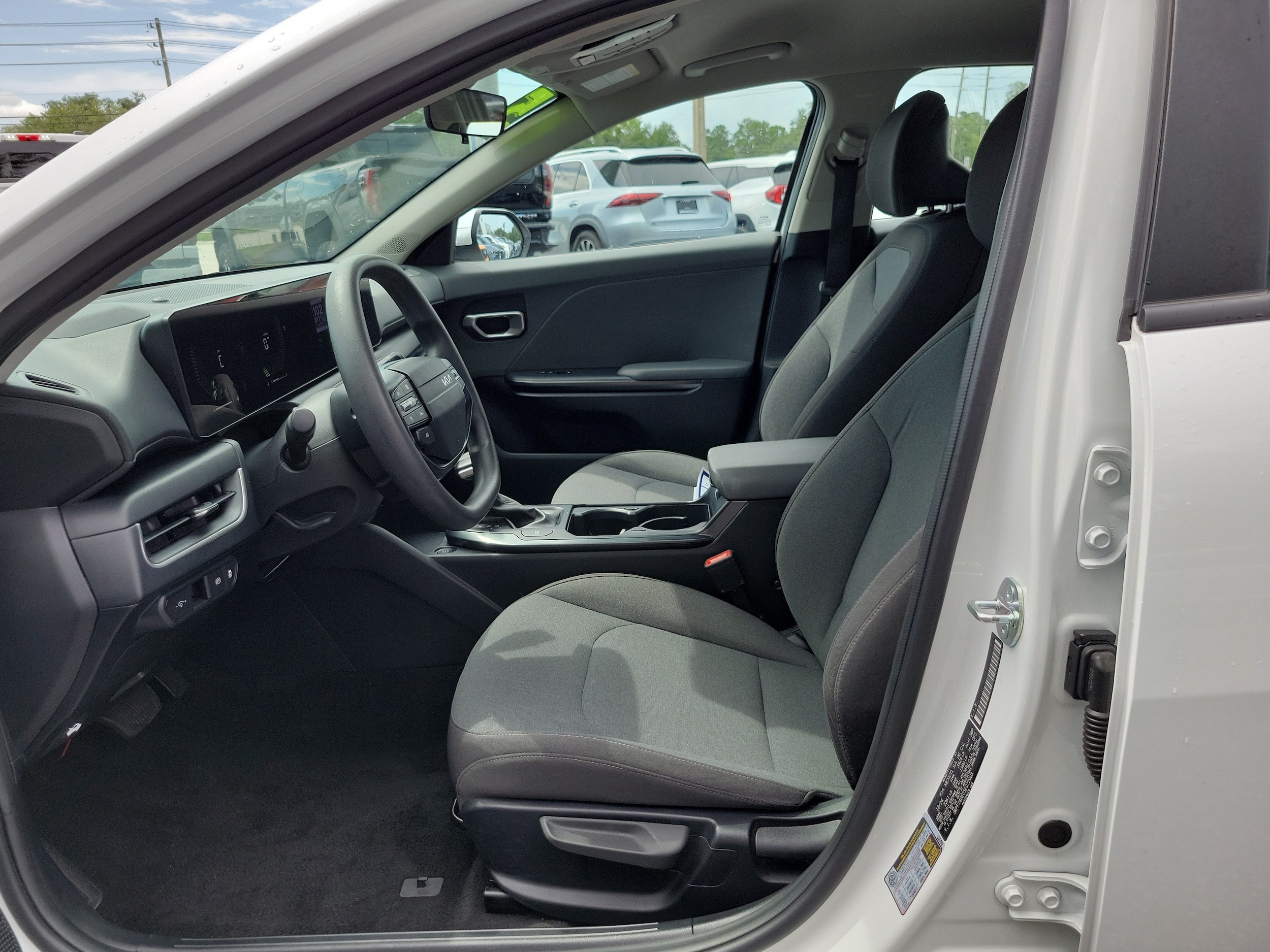 2025 Kia K4 LXS - Photo 16