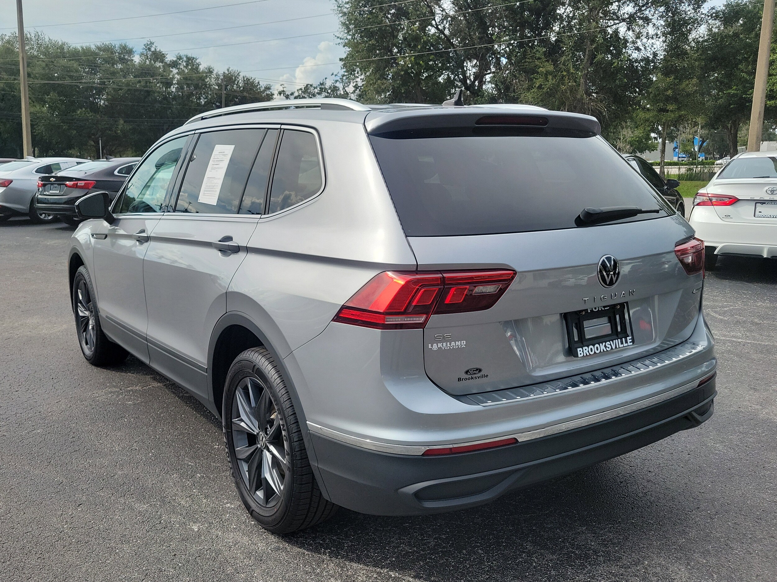 2023 Volkswagen Tiguan SE photo 3