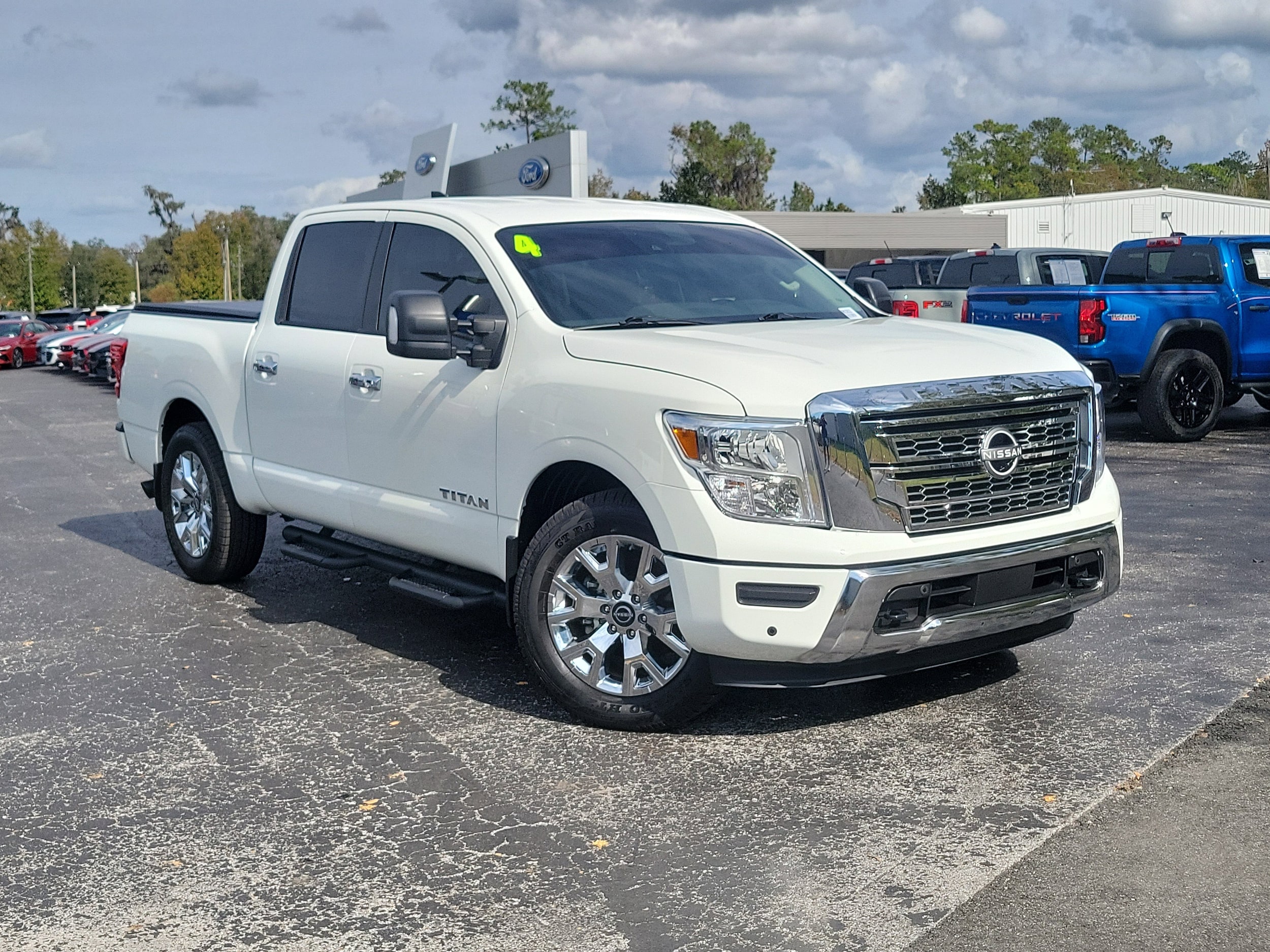 2024 Nissan Titan SV's photo