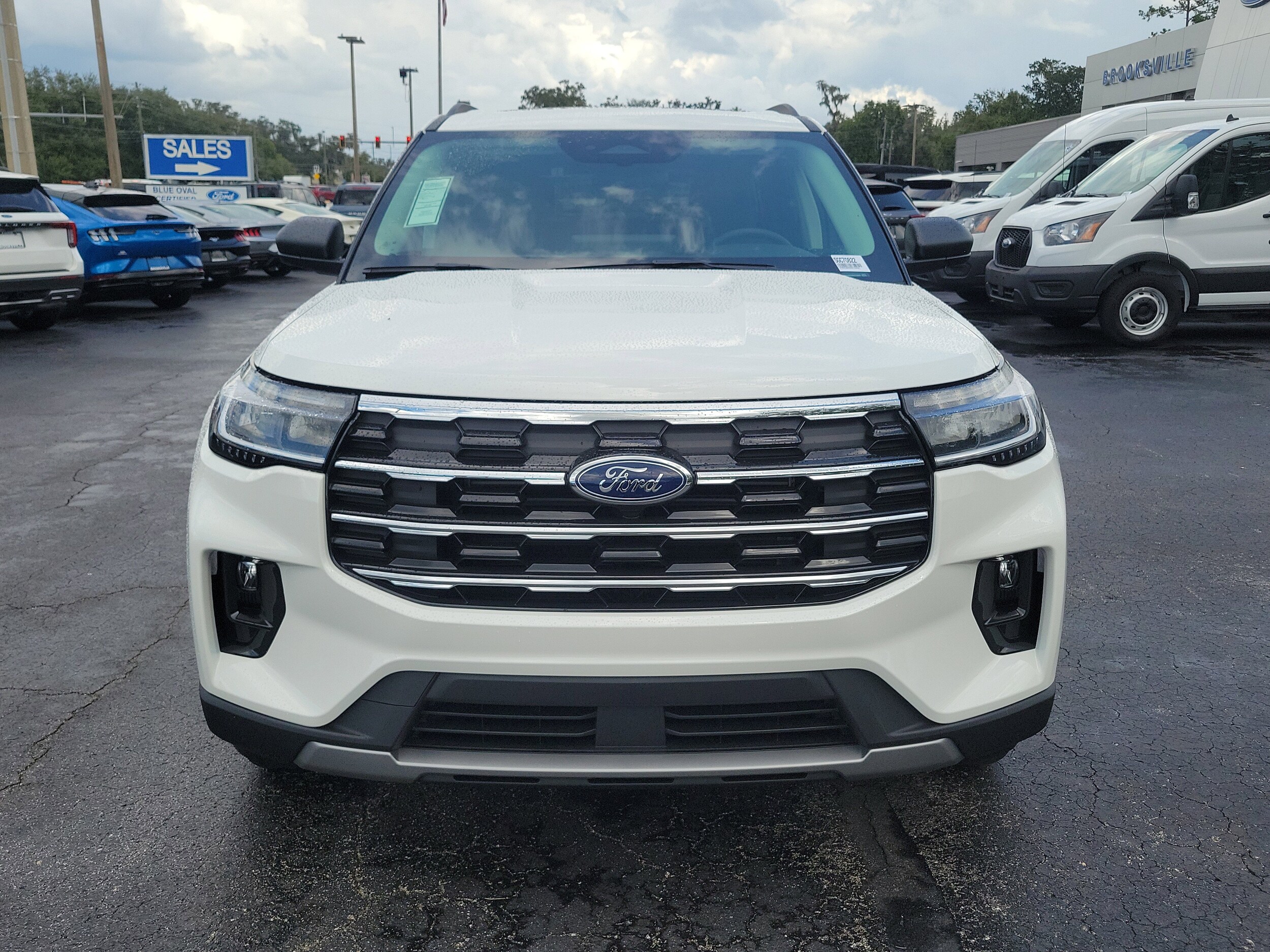 2025 Ford Explorer photo 2