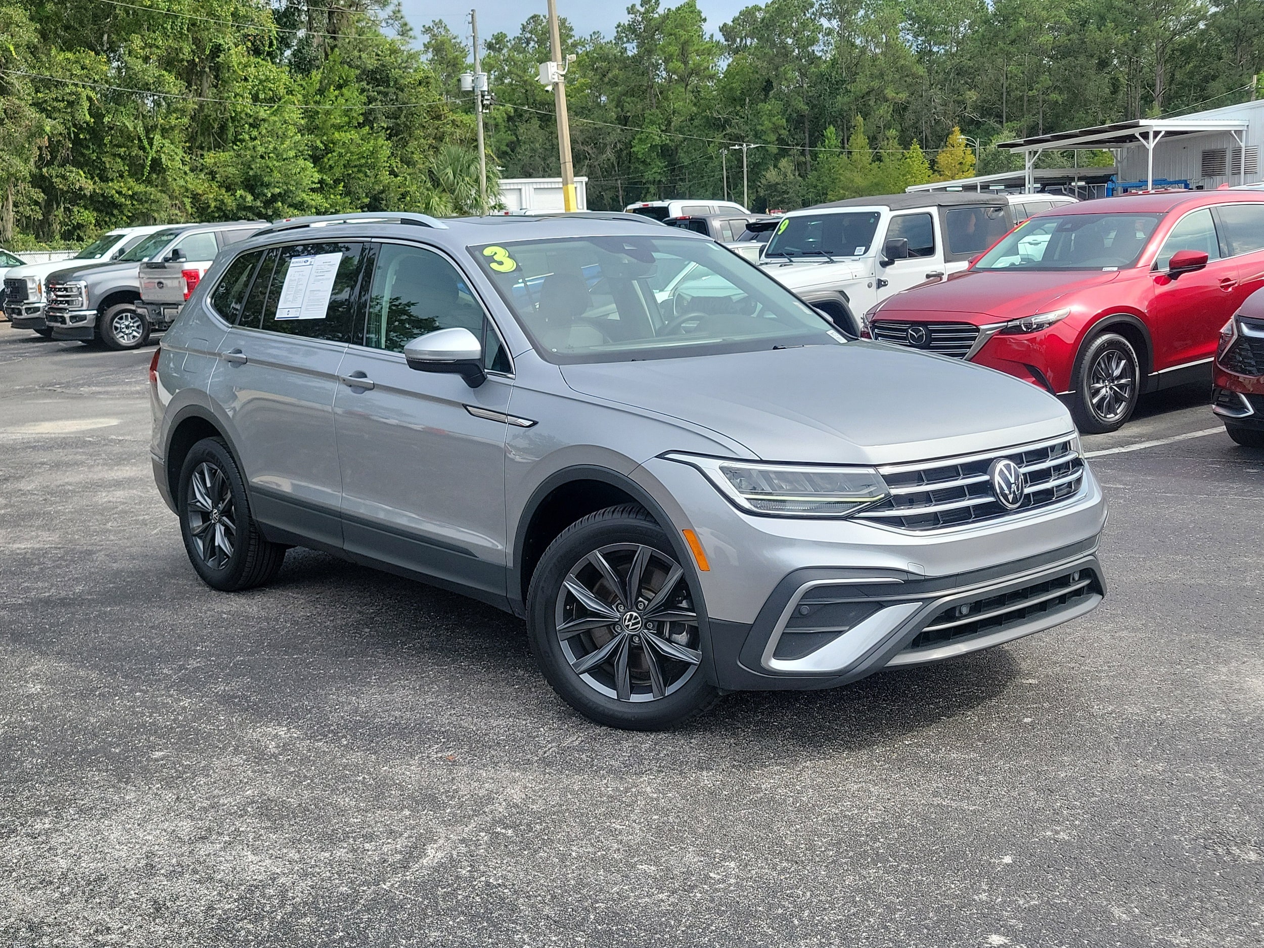 2023 Volkswagen Tiguan SE's photo