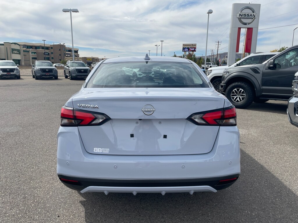2025 Nissan Versa SV photo 4