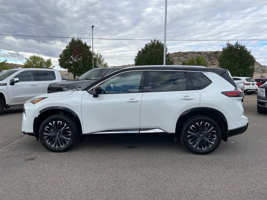 2024 Nissan Rogue Platinum photo 2