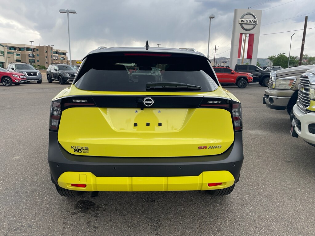 2025 Nissan Kicks SR photo 3