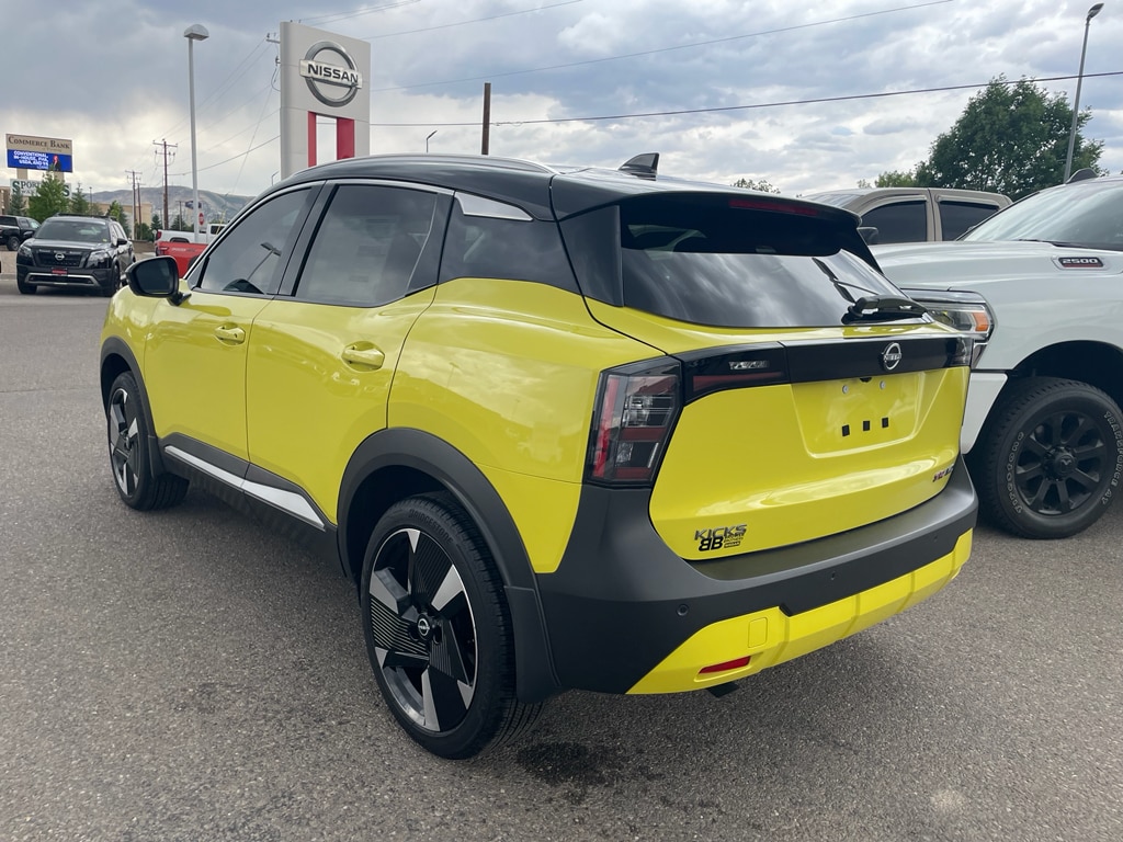 2025 Nissan Kicks SR photo 2