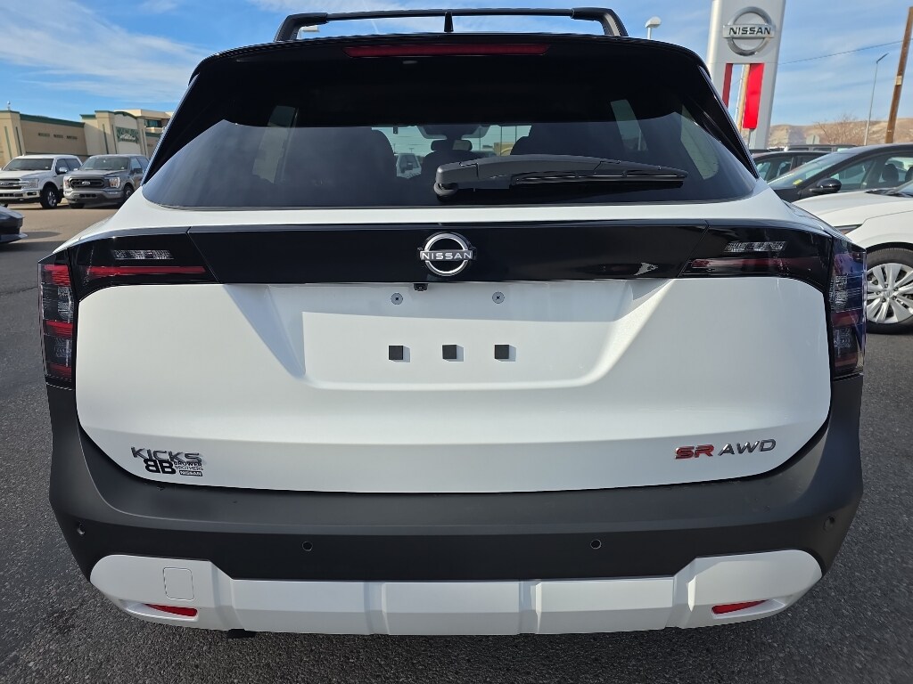 2026 Nissan Kicks SR photo 3