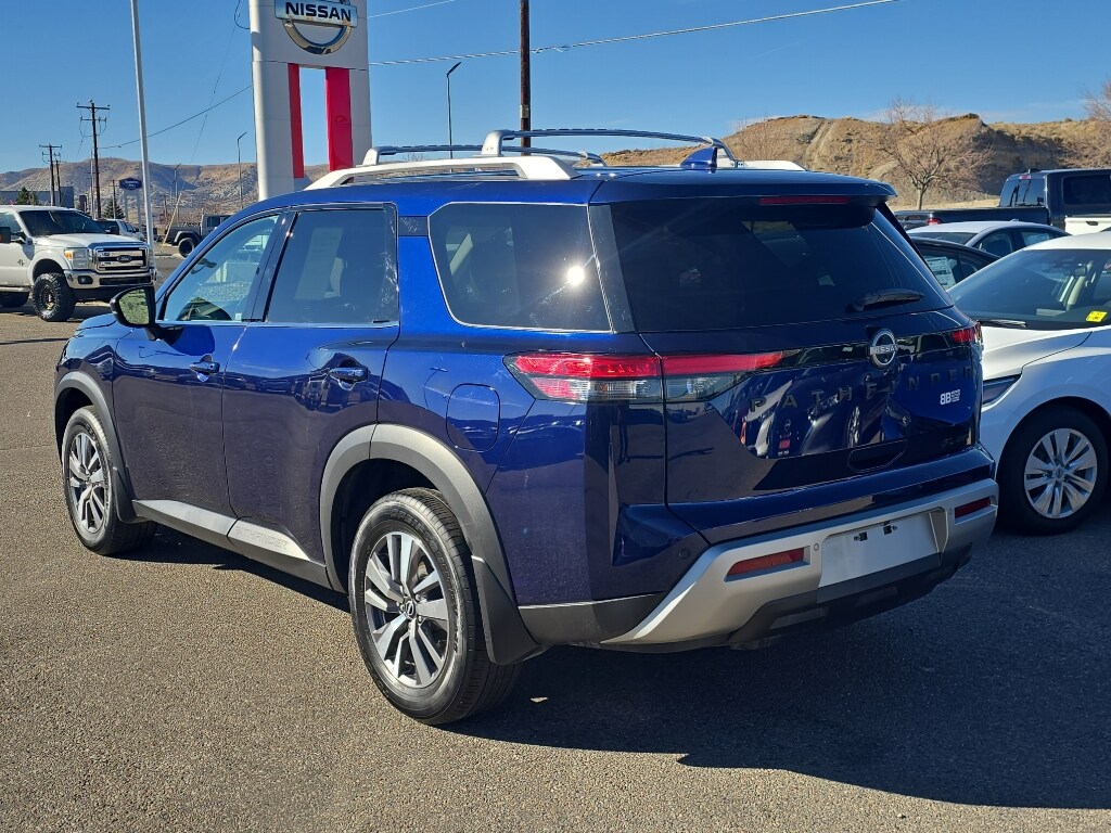 2023 Nissan Pathfinder SL photo 3