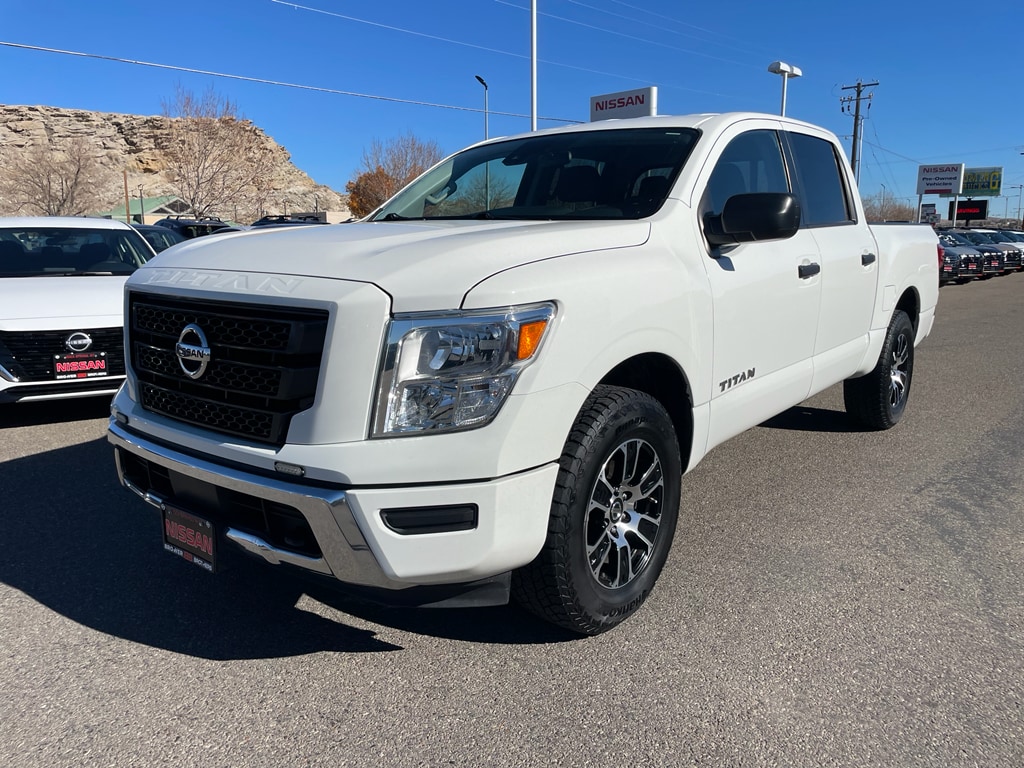 2022 Nissan Titan SV's photo
