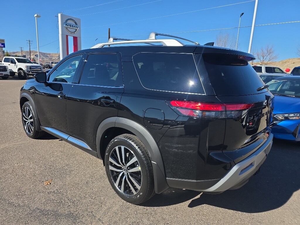 2025 Nissan Pathfinder Platinum photo 3
