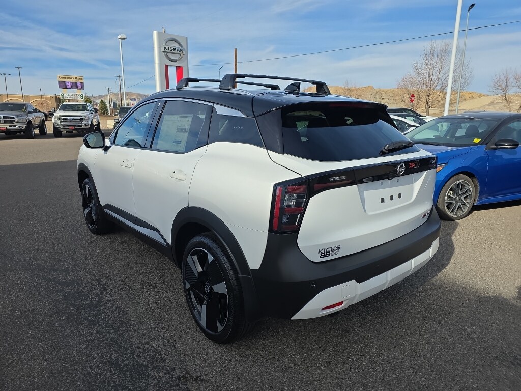 2026 Nissan Kicks SR photo 2