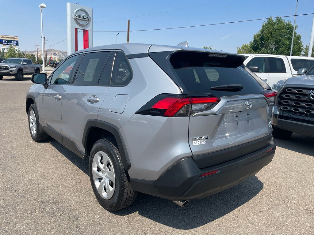 2023 Toyota RAV4 LE photo 3