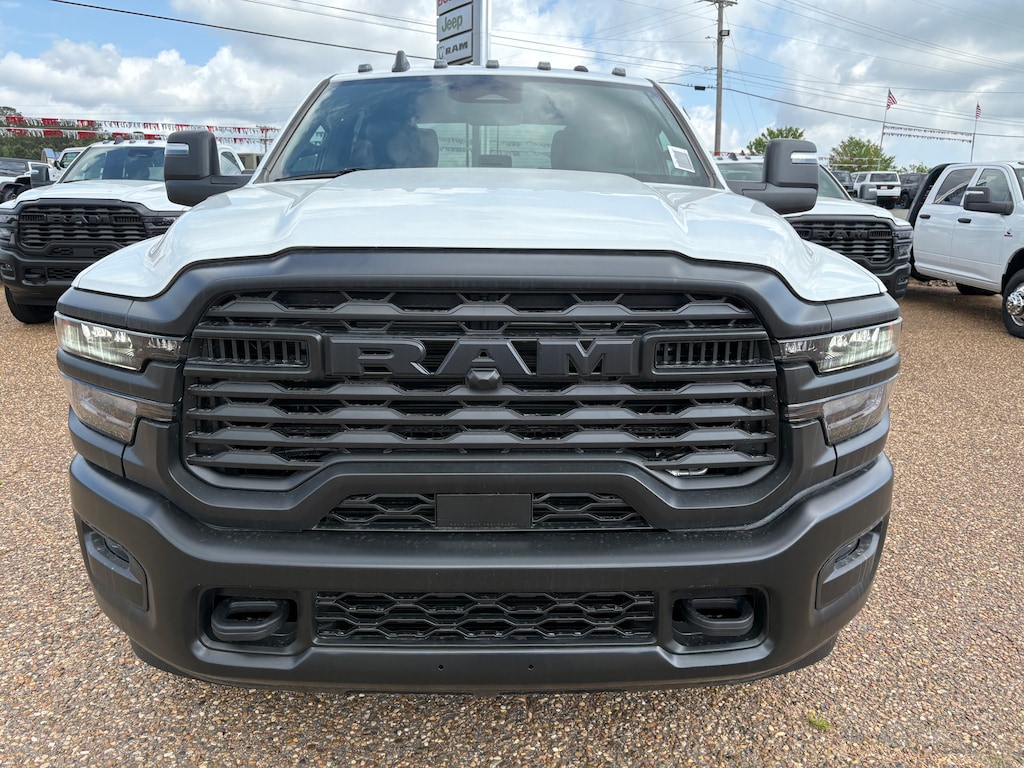 New 2026 Ram 3500 Chassis Cab TRADESMAN CREW 4X4 60' CA Pickup