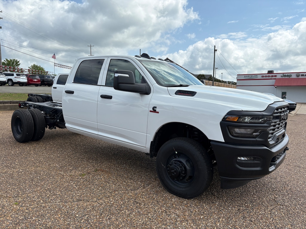 New 2026 Ram 3500 Chassis Cab TRADESMAN CREW 4X4 60' CA Pickup