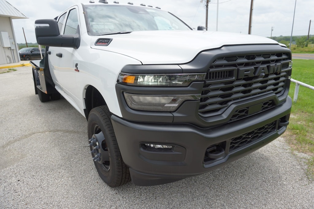 New 2025 Ram 3500 Chassis Cab 3500 TRADESMAN CREW CAB CHASSIS 4X4 60' CA Pickup