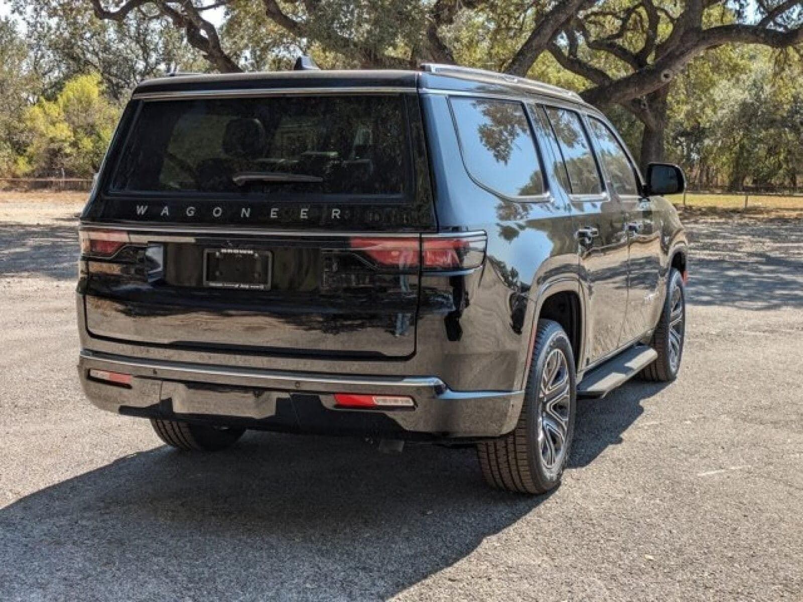 2024 Jeep Wagoneer photo 3