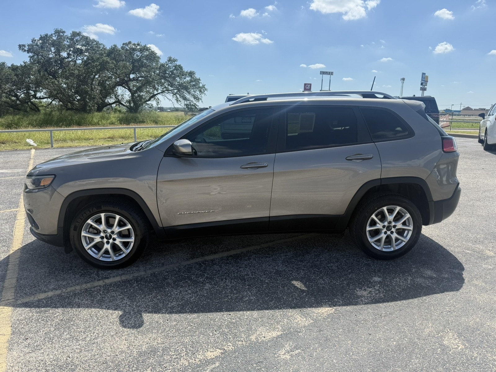 Used 2020 Jeep Cherokee Latitude with VIN 1C4PJLCB9LD634625 for sale in Devine, TX