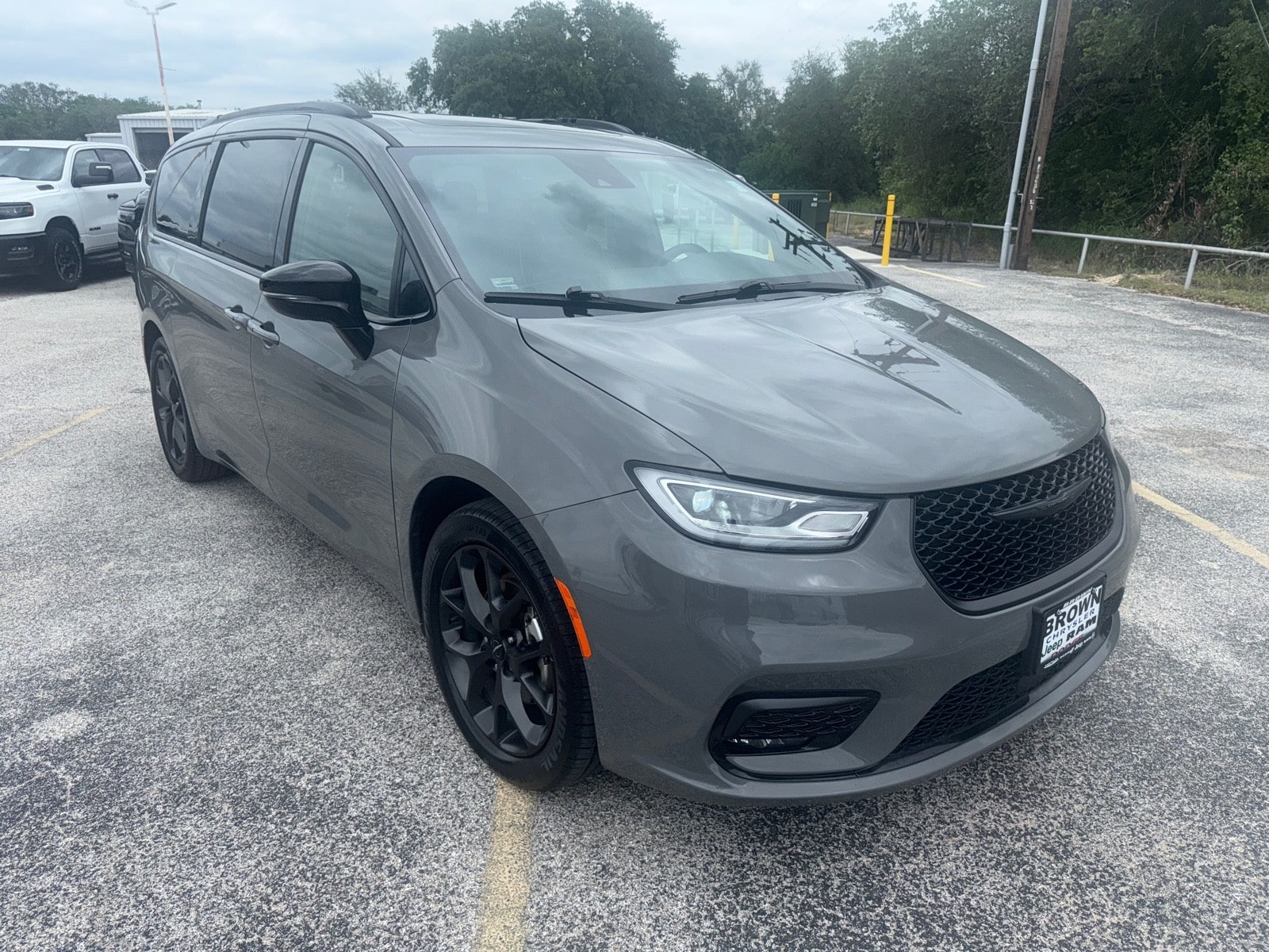 2025 Chrysler Pacifica Limited's photo