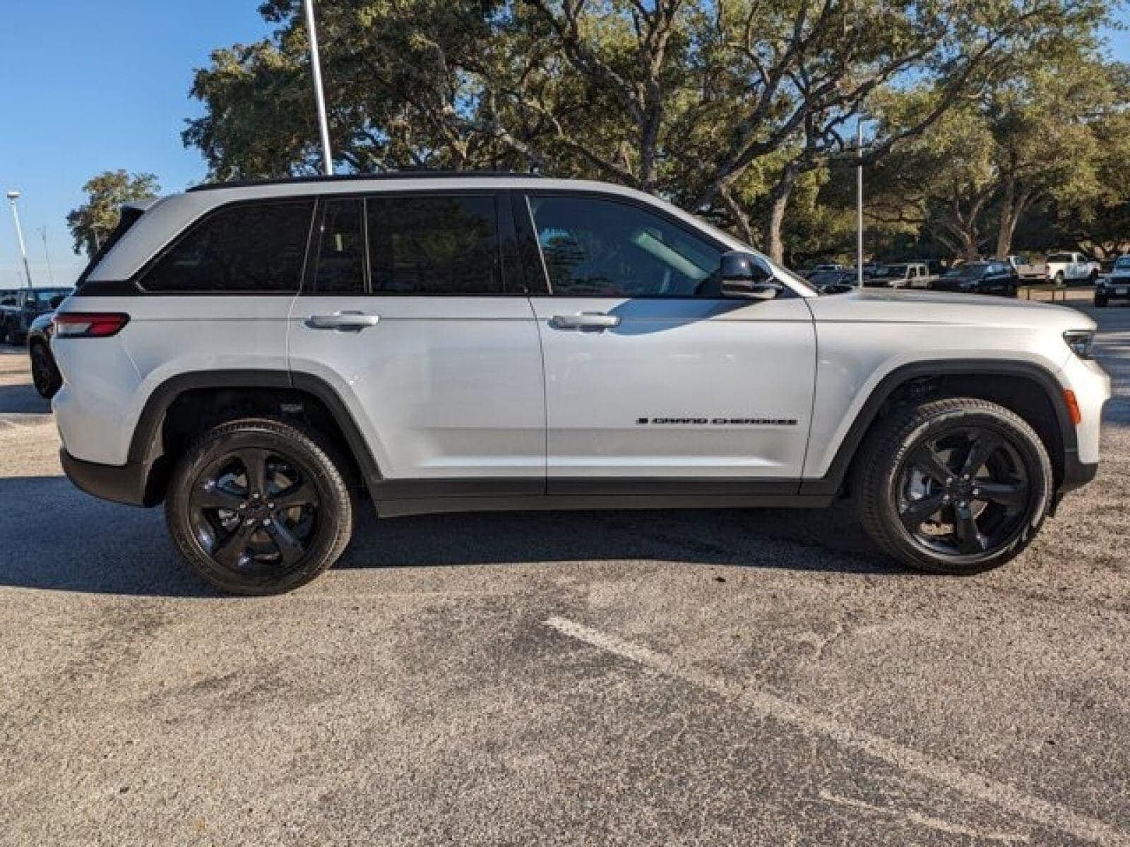 2024 Jeep Grand Cherokee Limited photo 2