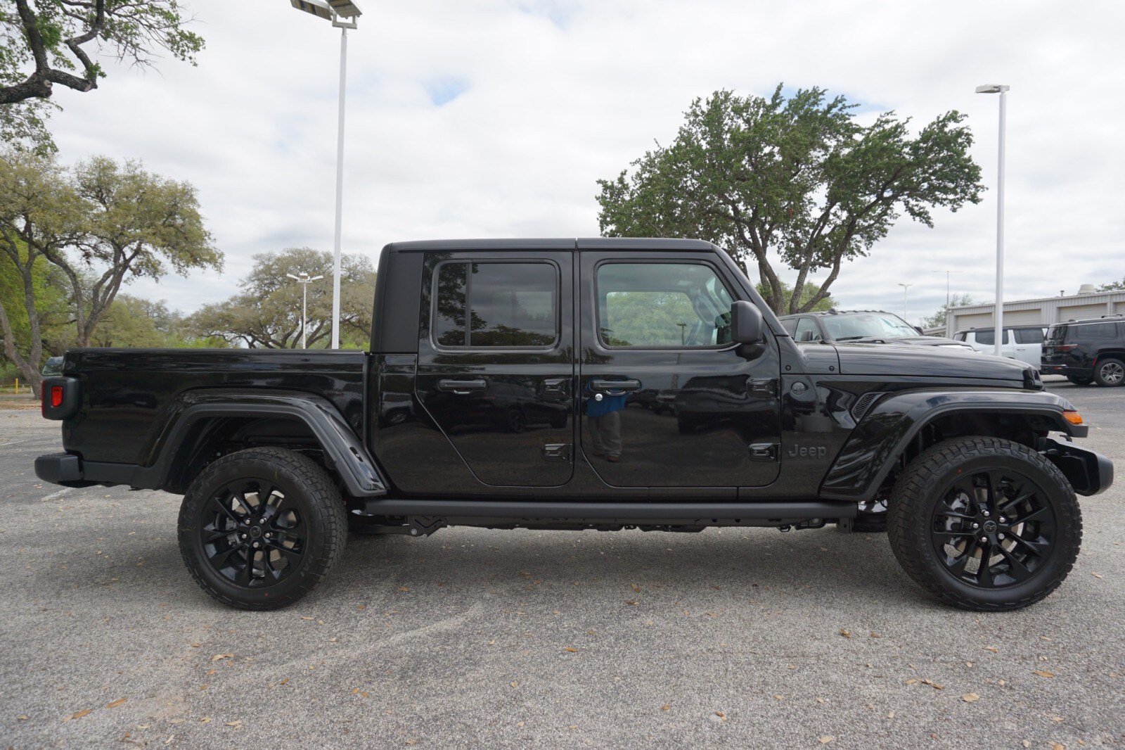 2025 Jeep Gladiator Sport photo 2