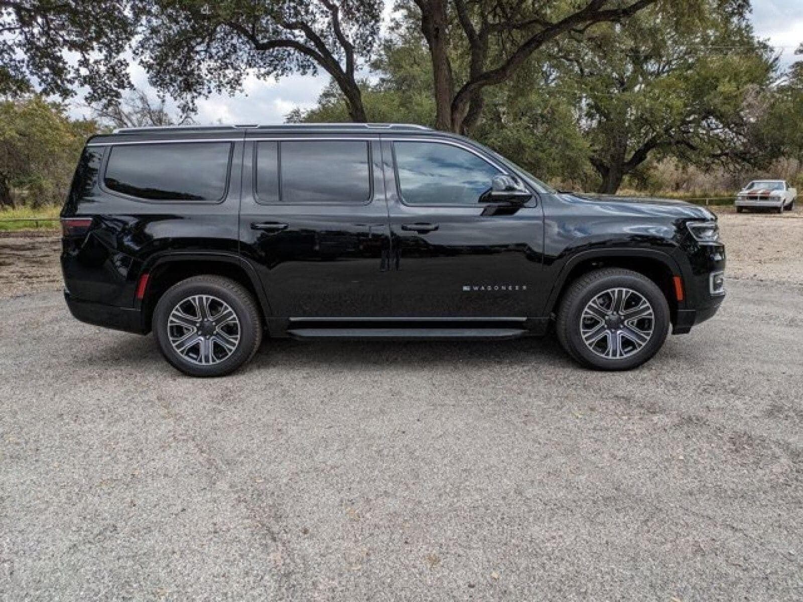 2024 Jeep Wagoneer photo 2