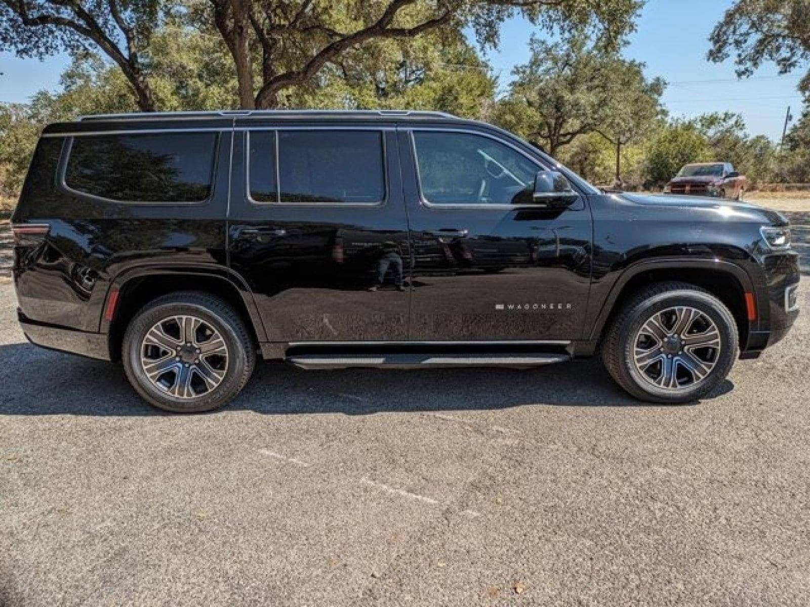 2024 Jeep Wagoneer photo 2