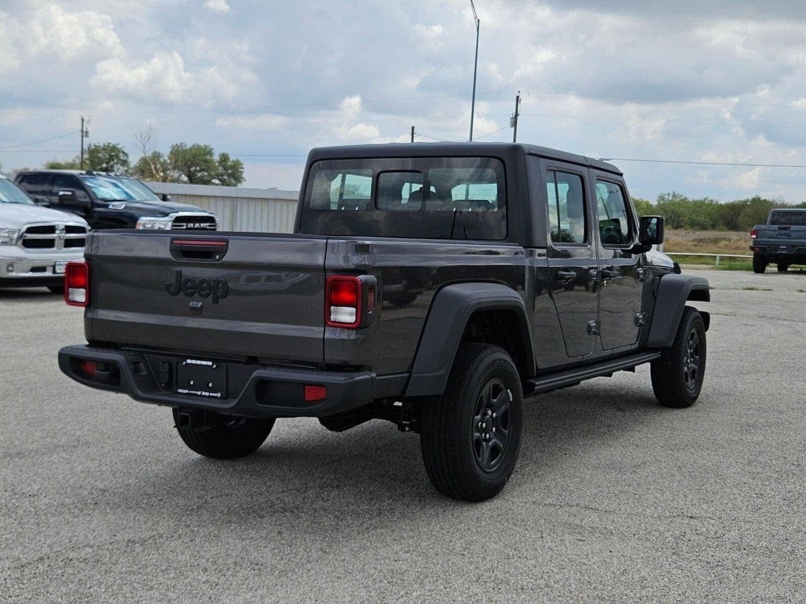 2024 Jeep Gladiator Sport photo 3