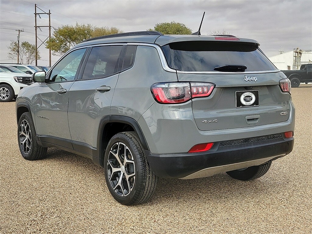 2024 Jeep Compass Latitude photo 2