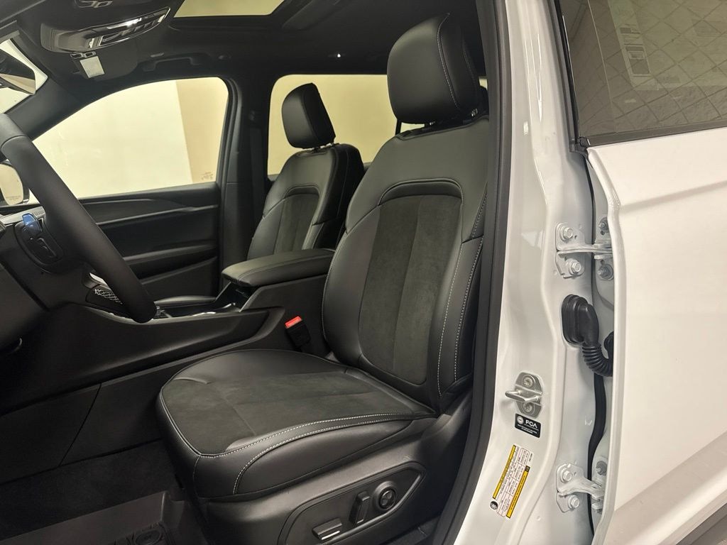 New 2026 Jeep Grand Cherokee L Laredo Sport Utility