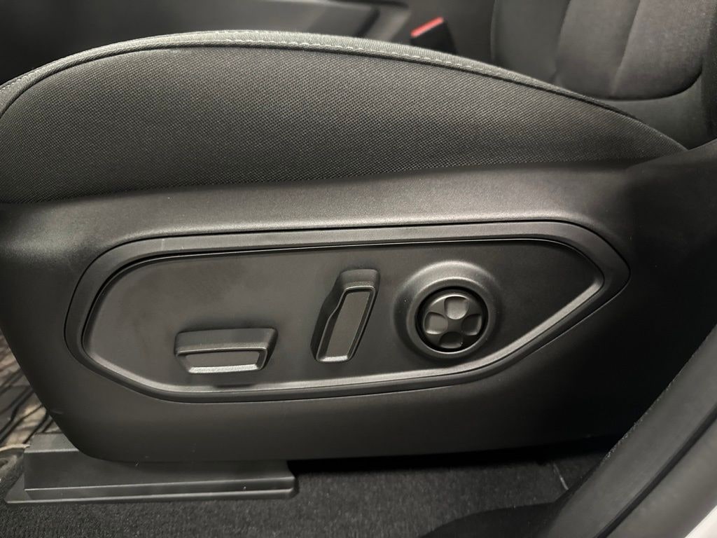 New 2026 Jeep Grand Cherokee L Laredo Sport Utility