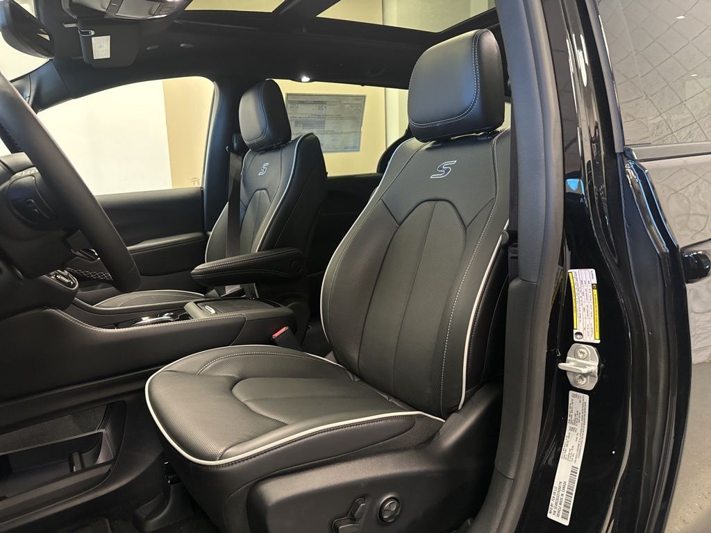 New 2026 Chrysler Pacifica Limited Passenger Van