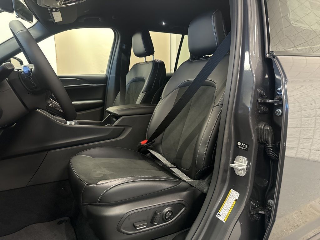 New 2026 Jeep Grand Cherokee Laredo Sport Utility