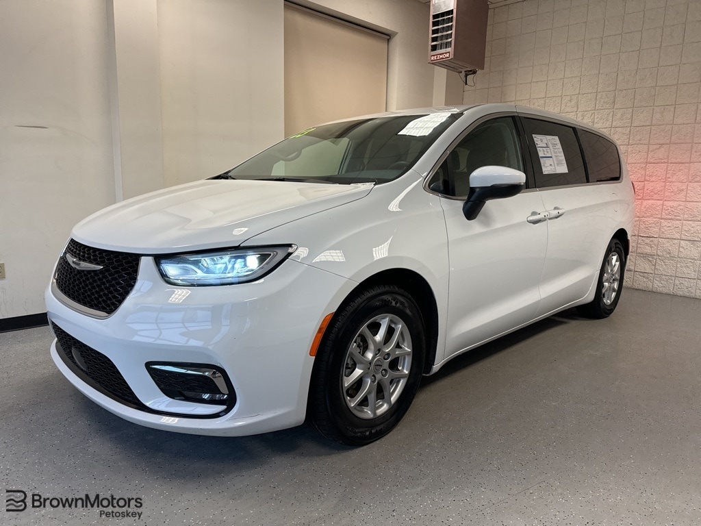 2023 Chrysler Pacifica Touring L's photo