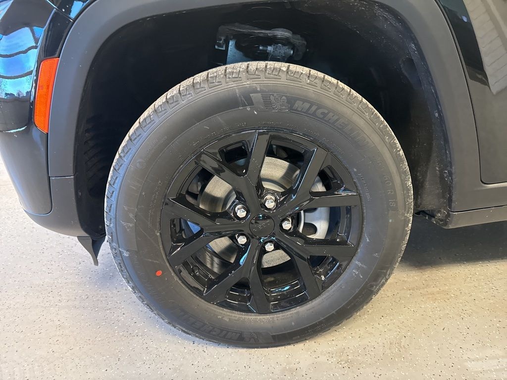 New 2026 Jeep Grand Cherokee Laredo Sport Utility