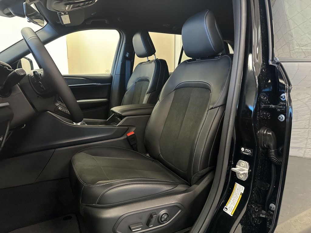 New 2026 Jeep Grand Cherokee Laredo Sport Utility