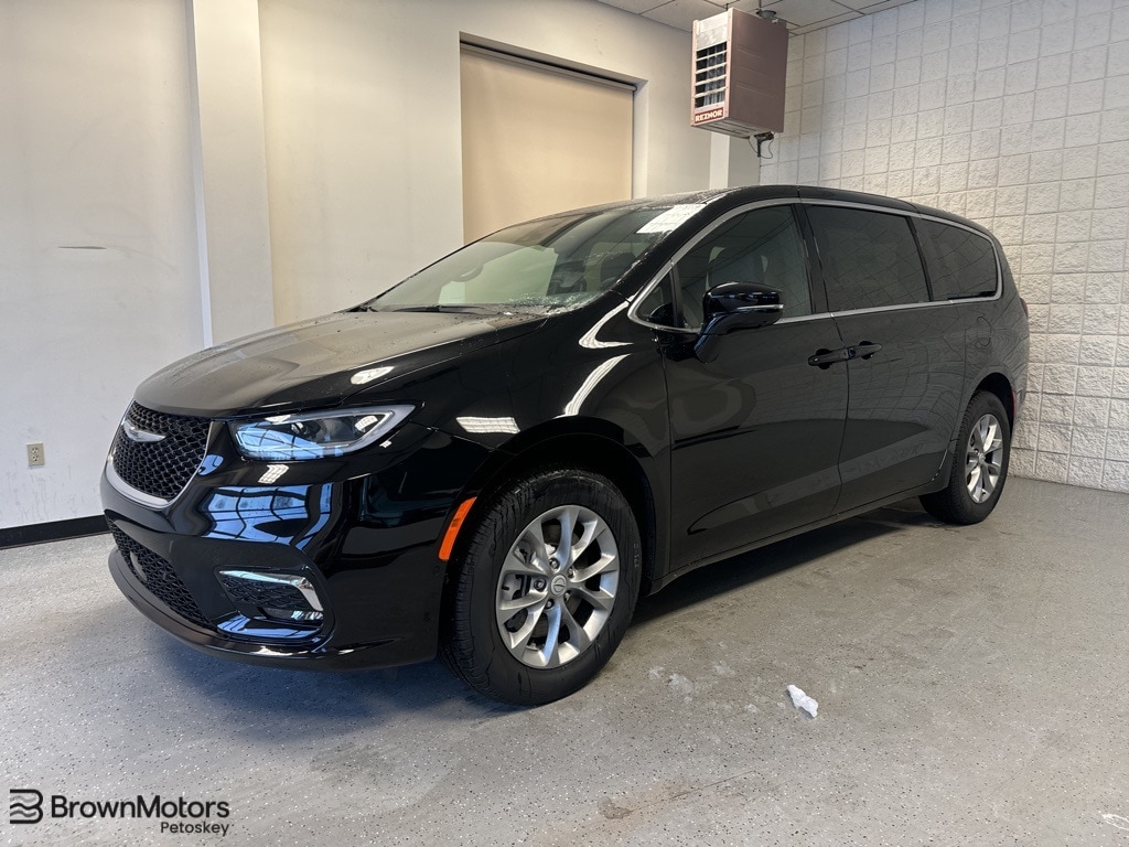 2026 Chrysler Pacifica Select's photo