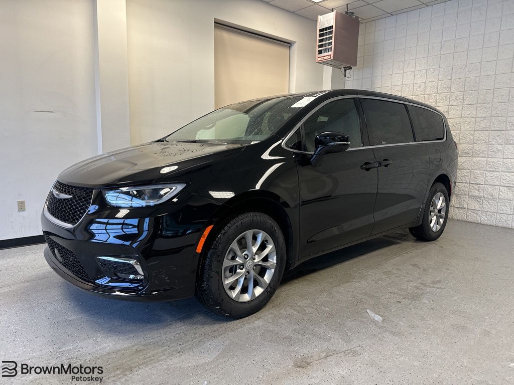 2026 Chrysler Pacifica Select AWD's photo