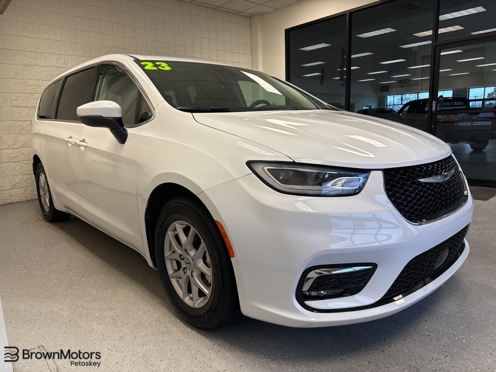 2023 Chrysler Pacifica Touring L's photo