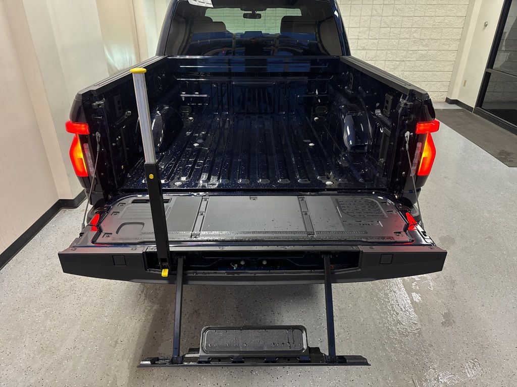 2025 Ford F-150 Lightning Flash - Photo 47