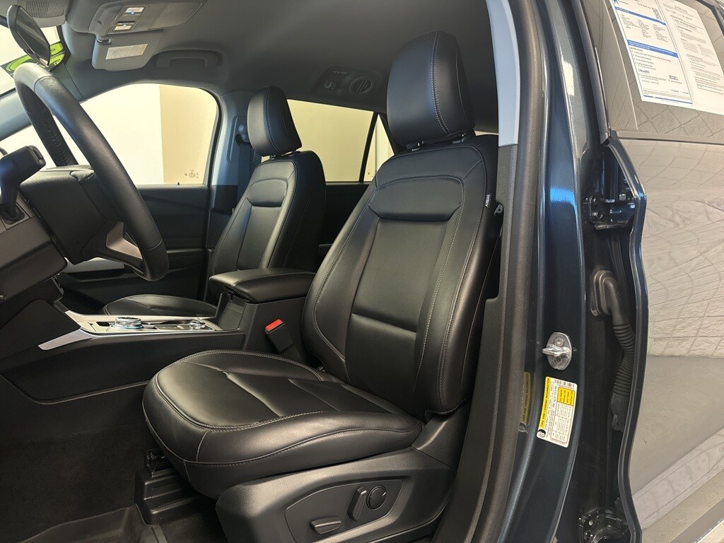 2023 Ford Explorer XLT photo 2