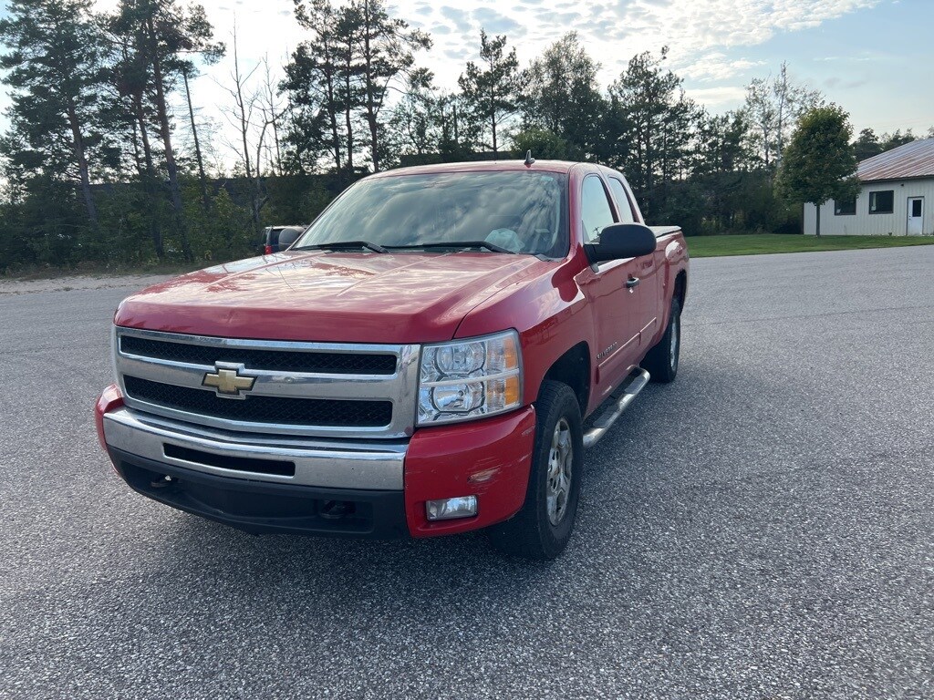 2011 Chevrolet Silverado 1500 LT photo 3