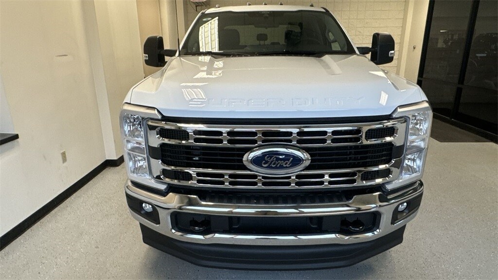 2025 Ford F-350 XLT photo 3