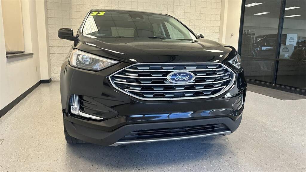 2022 Ford Edge SEL photo 3