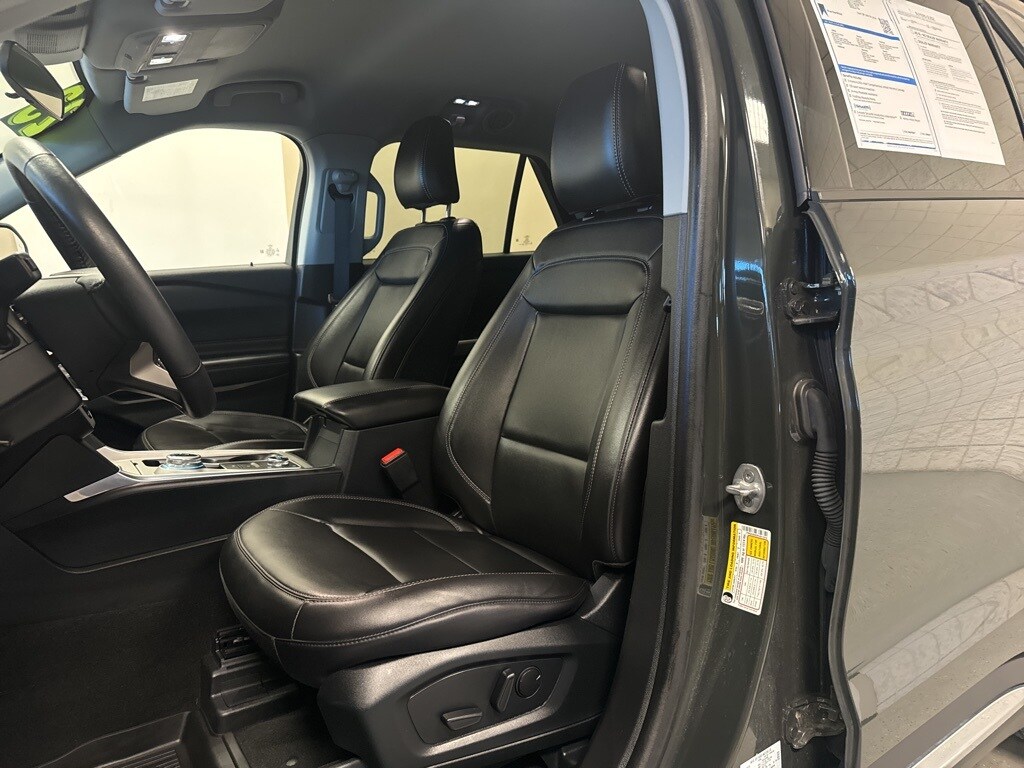 2023 Ford Explorer XLT photo 3